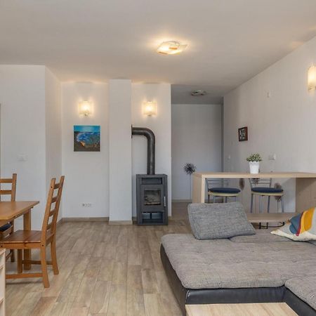 Amazing Apartment In Njivice With Kitchen Eksteriør billede