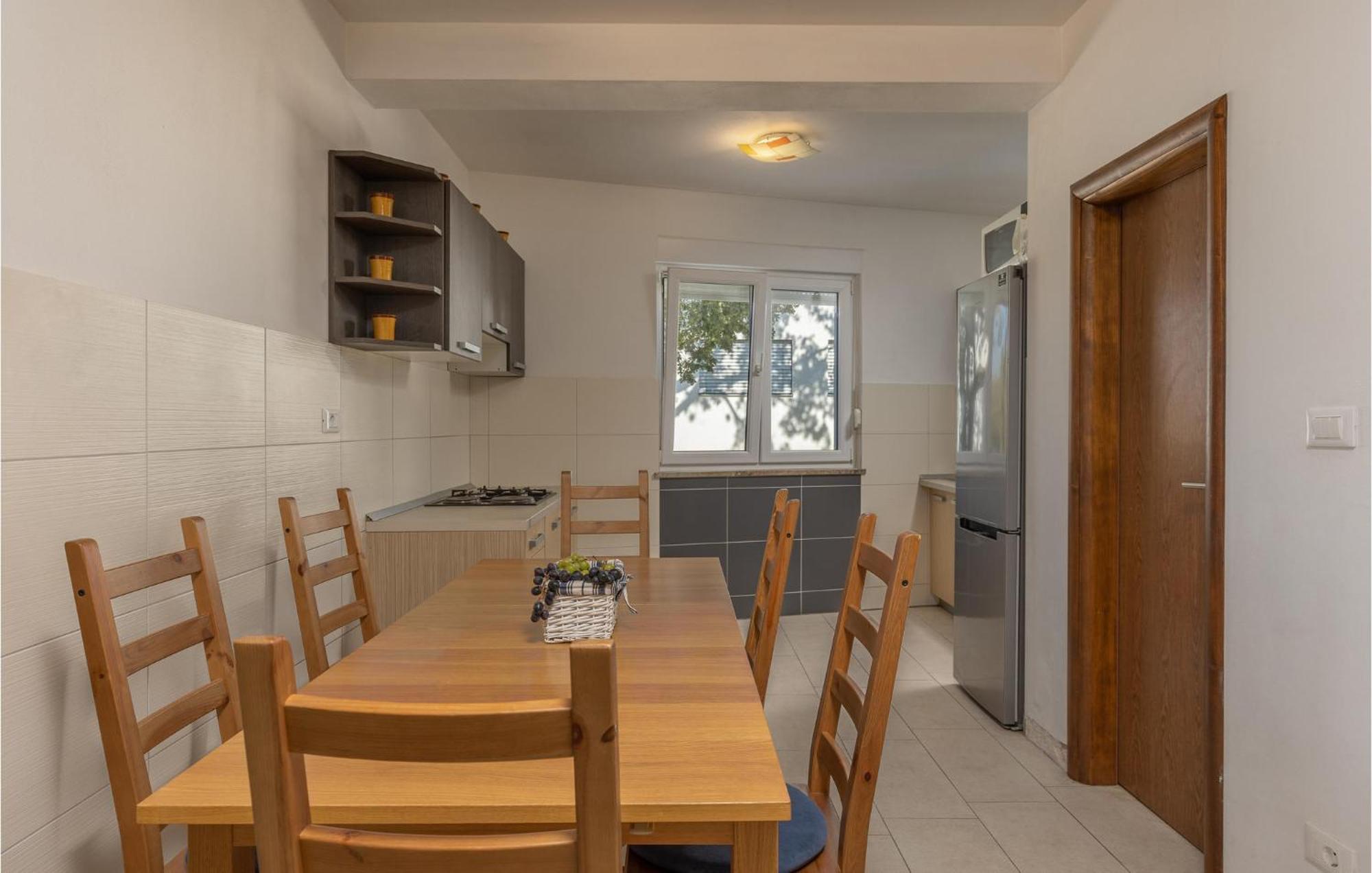 Amazing Apartment In Njivice With Kitchen Eksteriør billede