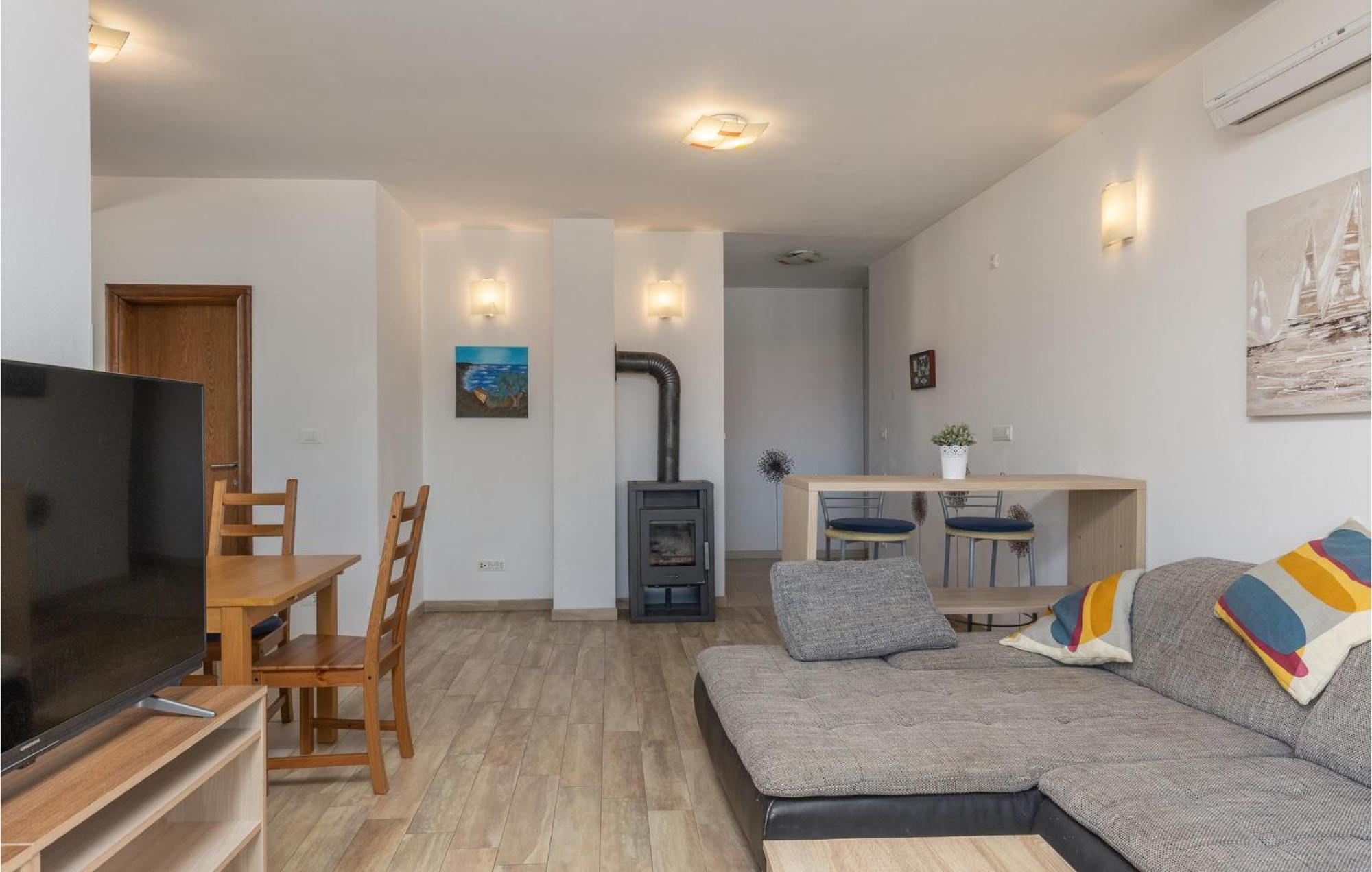 Amazing Apartment In Njivice With Kitchen Eksteriør billede